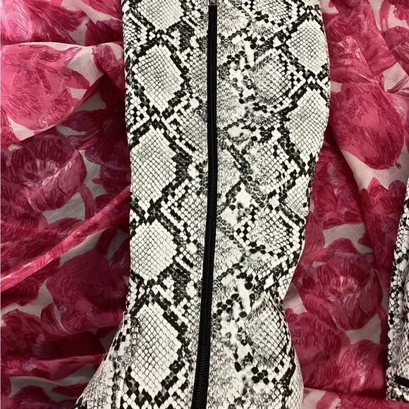 Black & White Snakeskin Pattern Heeled Boots Various Sizes - Picture 6 of 10